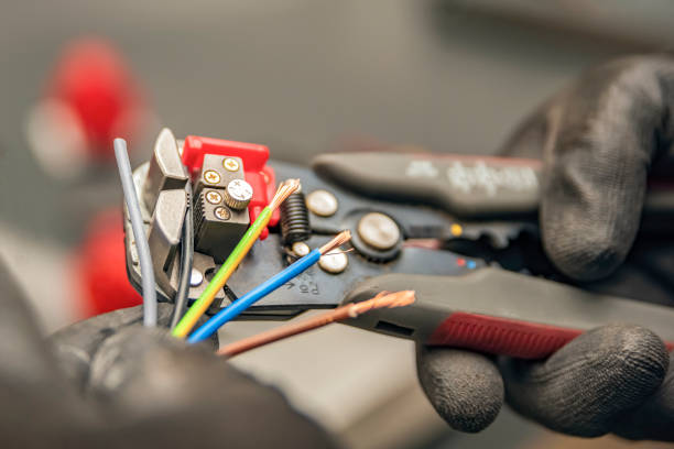 Best Affordable Emergency Electrician  in Le Claire, IA